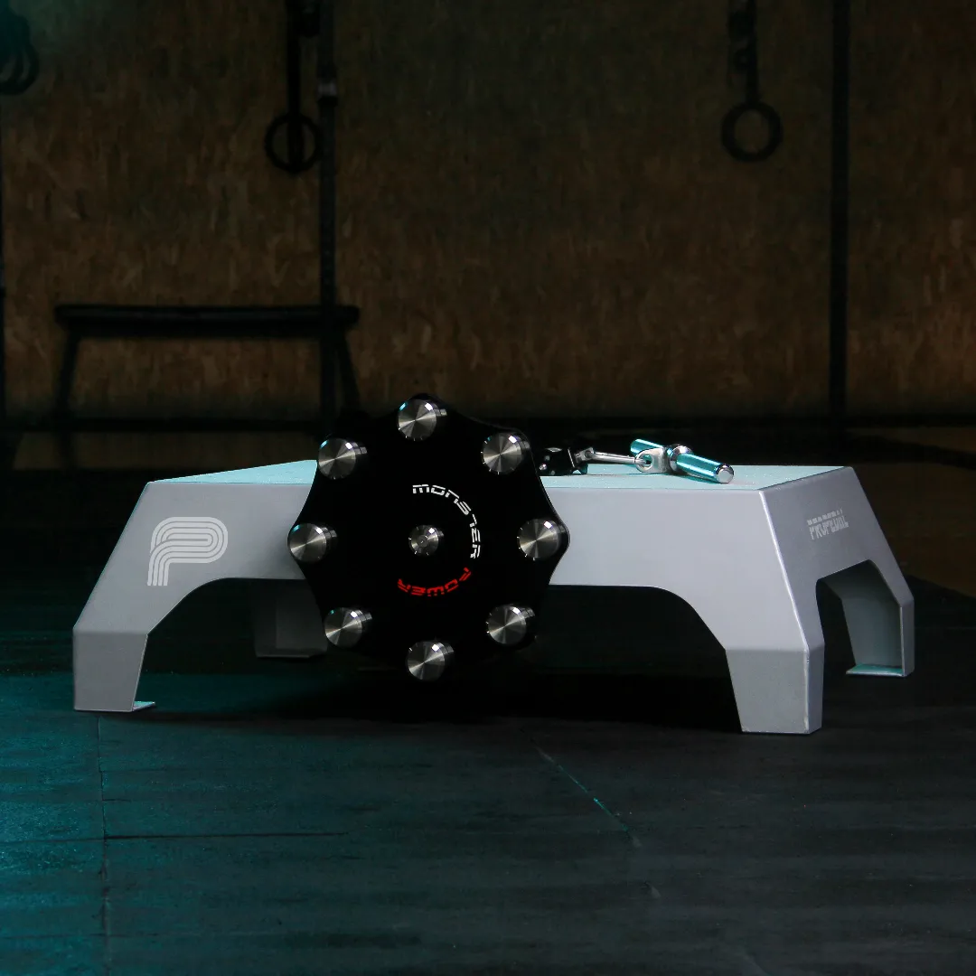 Máquina inercial Propedal plateada sobre el piso de un gimnasio