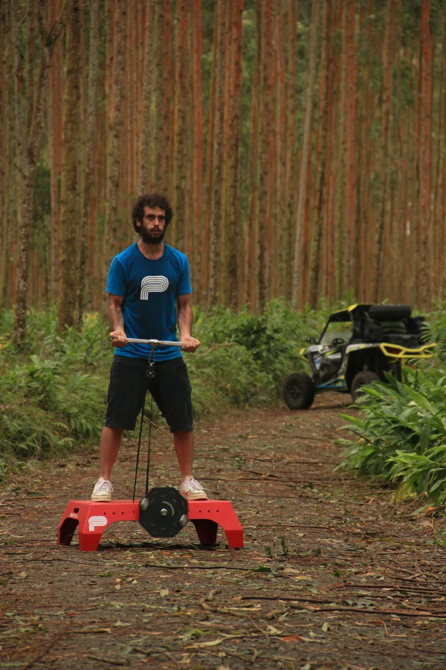 Atleta entrenando de pie con Propedal en el bosque
